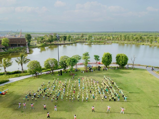 Hàng ngàn tín đồ yoga đã hòa mình vào không gian xanh mát của công viên Thiên Nga - Eco Central Park