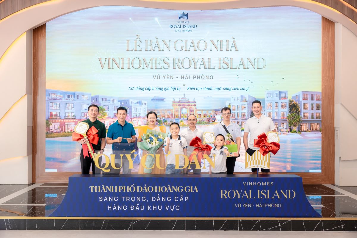 Thi công cần tốc, Vinhomes Royal Island lập kỉ lục về tiến độ bàn giao.