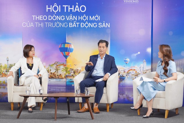 Bà Nguyễn Xuân Hương - Giám đốc Kinh doanh Vùng 1 Vinhomes và TS. Nguyễn Văn Đính tại hội thảo Theo dòng vận hội mới của thị trường BĐS